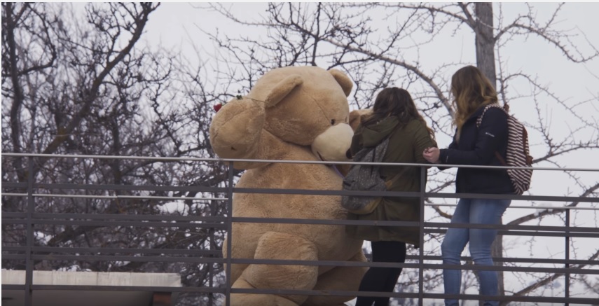 Stuart Edge - Giant Bear Gives Out Valentines 